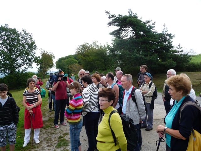 Michèle Guingouin explique à un groupe le lieux symbolique de forêt haute