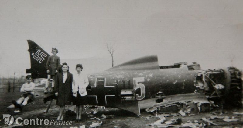 avion Reggiane R2002 avec femmes ui posent devant