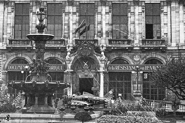 avion Reggiane devant la mairie